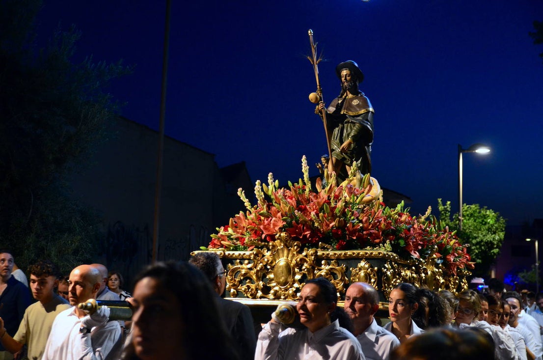 Procesión en honor a San Roque y la Virgen del Rosario en Huétor Vega