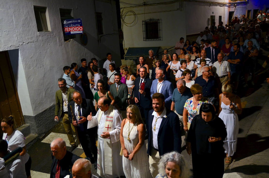 Procesión en honor a San Roque y la Virgen del Rosario en Huétor Vega