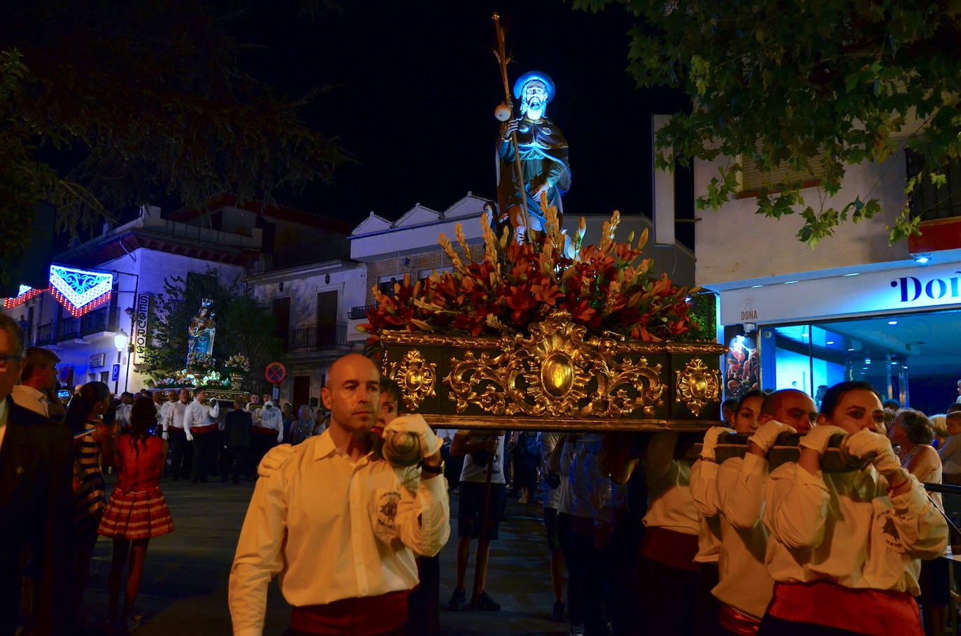 Procesión en honor a San Roque y la Virgen del Rosario en Huétor Vega