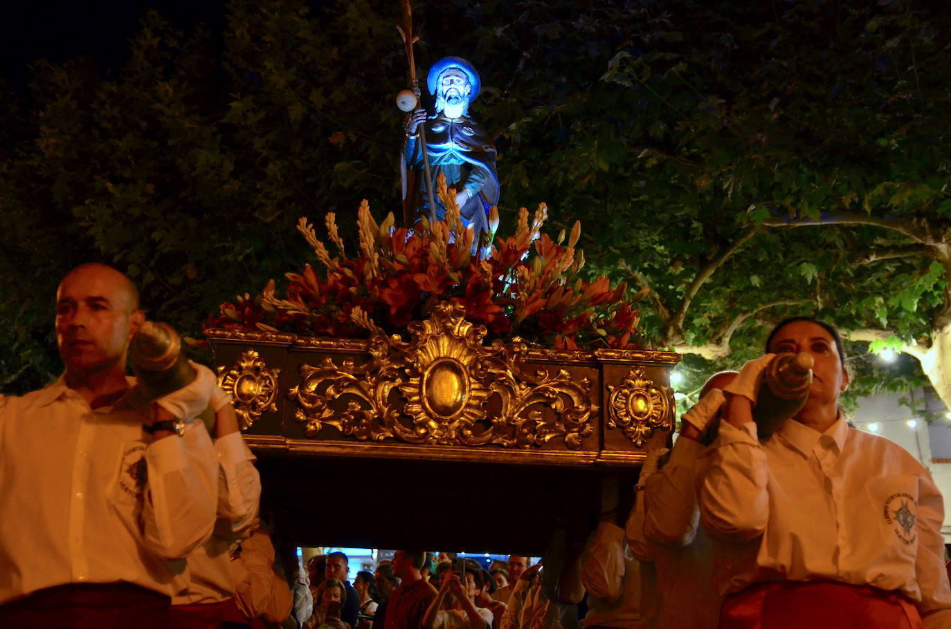 Procesión en honor a San Roque y la Virgen del Rosario en Huétor Vega