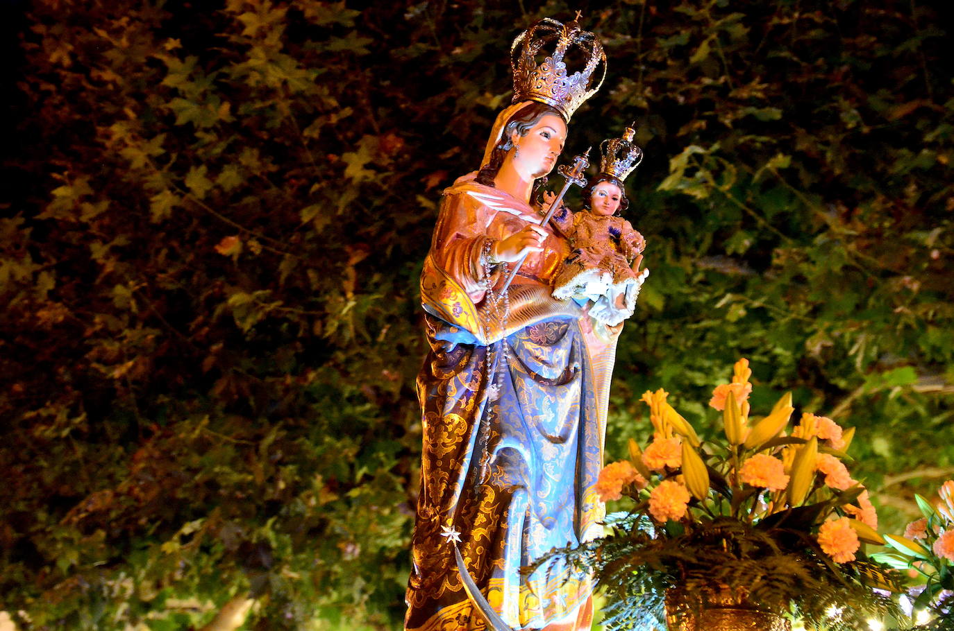 Procesión en honor a San Roque y la Virgen del Rosario en Huétor Vega