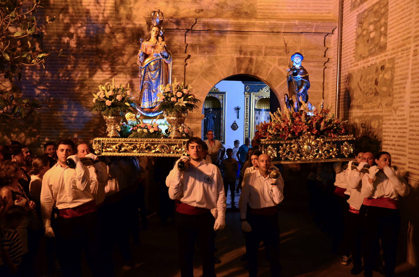 Procesión en honor a San Roque y la Virgen del Rosario en Huétor Vega