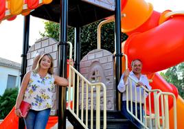 La concejala de Urbanismo, Carolina Higueras, y el alcalde, Mario del Paso, en el renovado parque infantil de la Plaza Carmen Vargas.