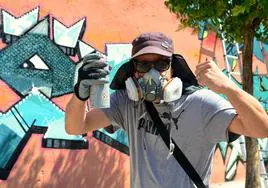 Decenas de grafiteros trabajan en el muro del campo de fútbol de Huétor Vega.