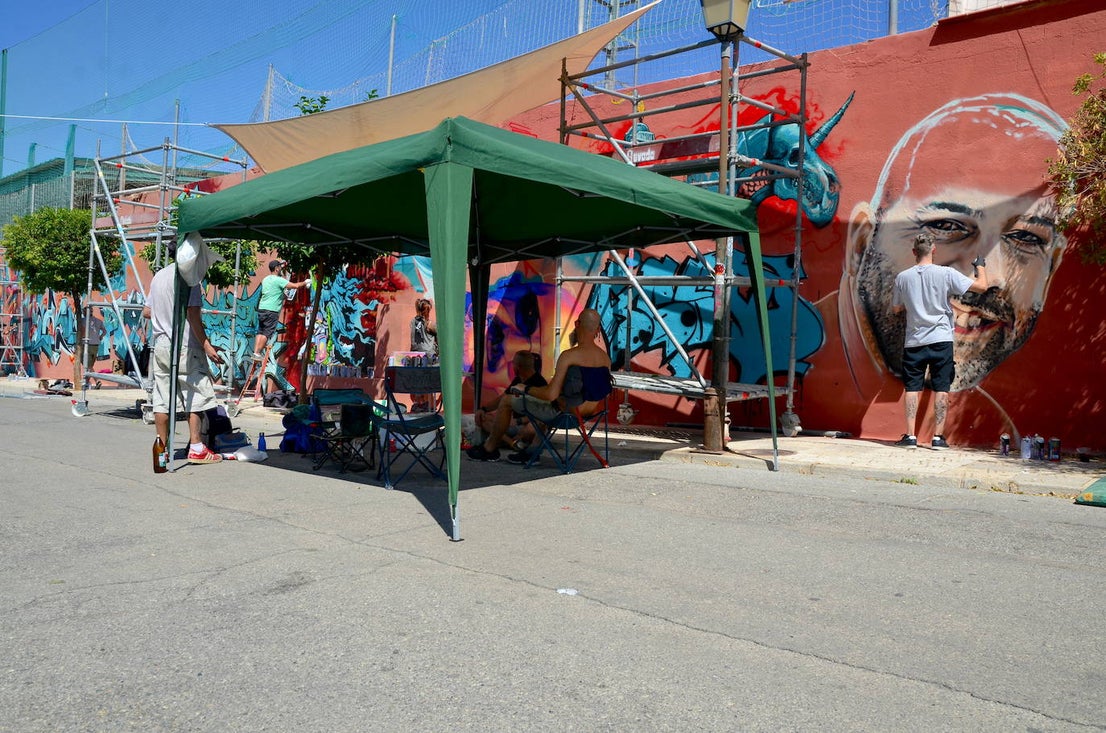 El arte urbano envuelve el campo de fútbol de Huétor Vega