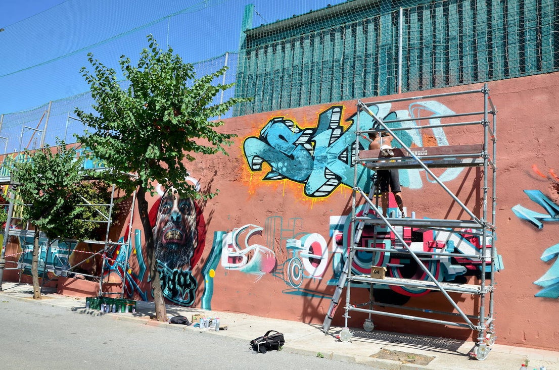 El arte urbano envuelve el campo de fútbol de Huétor Vega