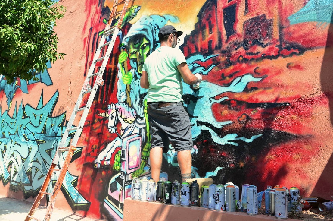 El arte urbano envuelve el campo de fútbol de Huétor Vega