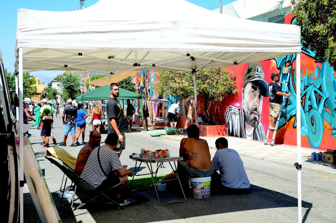 El arte urbano envuelve el campo de fútbol de Huétor Vega