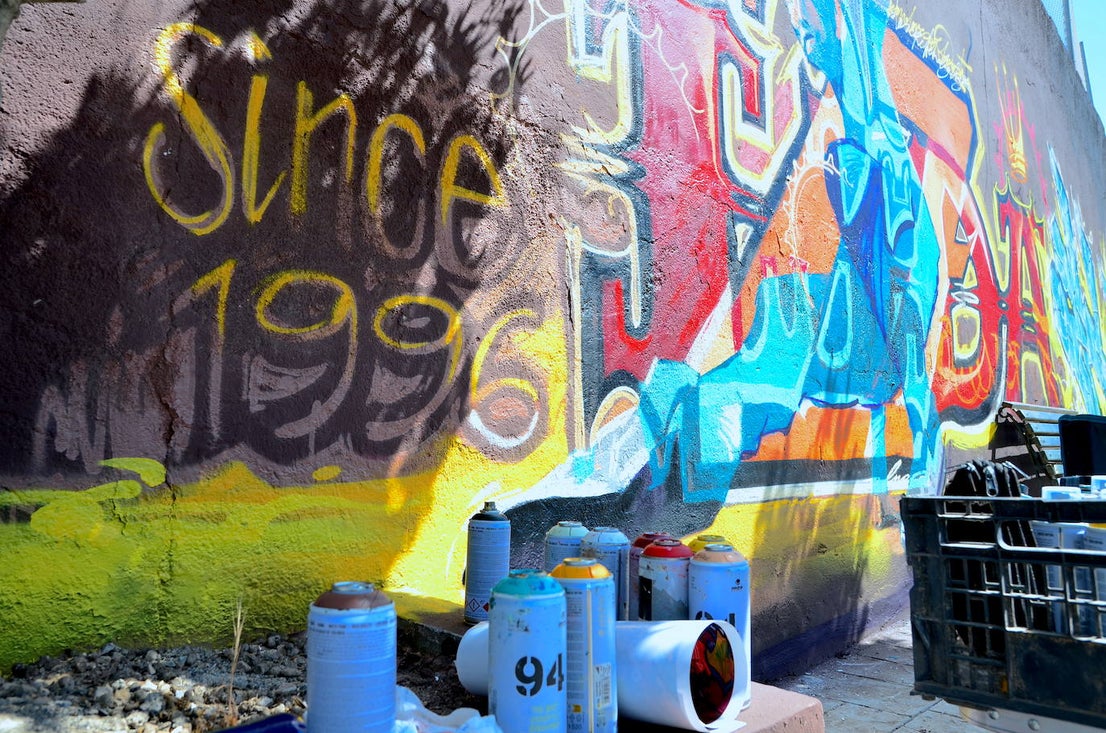 El arte urbano envuelve el campo de fútbol de Huétor Vega