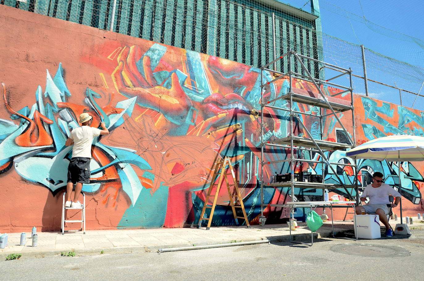 El arte urbano envuelve el campo de fútbol de Huétor Vega
