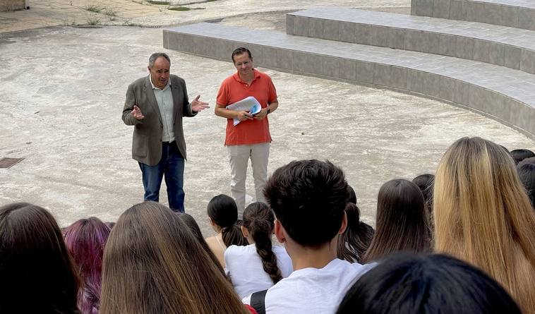 El alcalde saluda a la primera promoción de Bachillerato en Huétor Vega