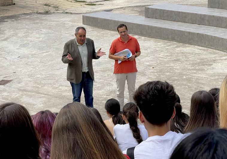 El alcalde saluda a la primera promoción de Bachillerato en Huétor Vega