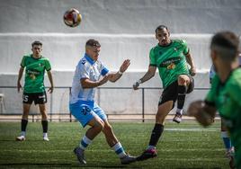 Pugna durante el partido en Las Viñas.