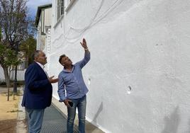 El alcalde y el concejal de Obras y Servicios, en el muro repintado del recinto del Espacio Joven.