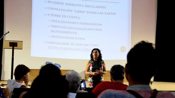 Facua imparte un taller sobre economía familiar en Huétor Vega