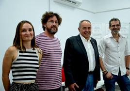 Los técnicos de la OME, con el alcalde y el concejal de Innovación de Huétor Vega.