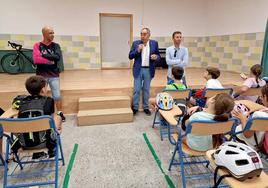 El alcalde se dirige al alumnado con Manuel Calvente a su lado.