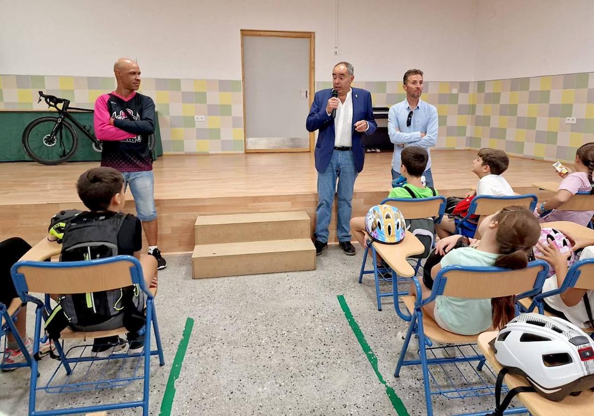 El alcalde se dirige al alumnado con Manuel Calvente a su lado.