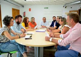 El equipo de gobierno del Ayuntamiento de Huétor Vega, reunido en el edificio Huerta Cercada a principios de octubre.