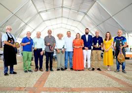 Los bodegueros y negocios locales de alimentación, con miembros del equipo de gobierno del Ayuntamiento de Huétor Vega.