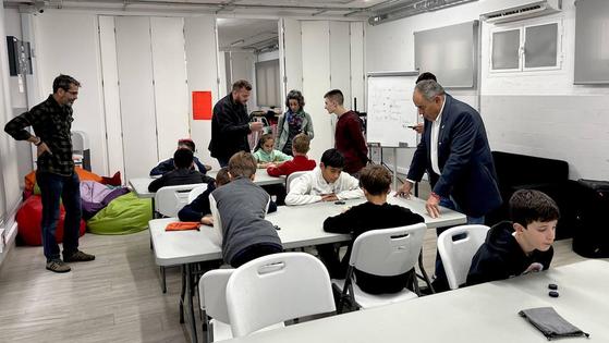 Pedro Álvarez enseña a jugar al 'Hive' en el Espacio Joven