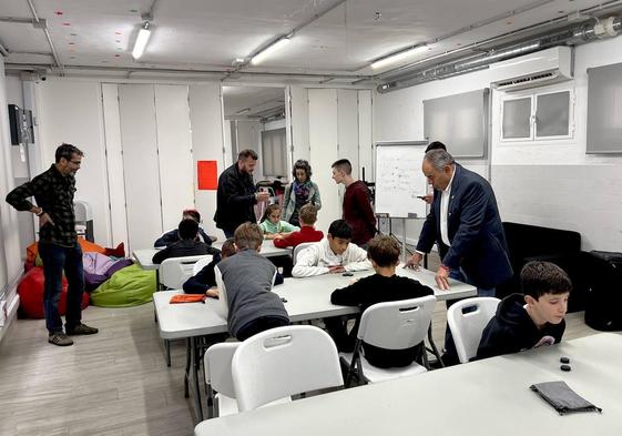 Niños y niñas concentrados en el taller, en el Espacio Joven.