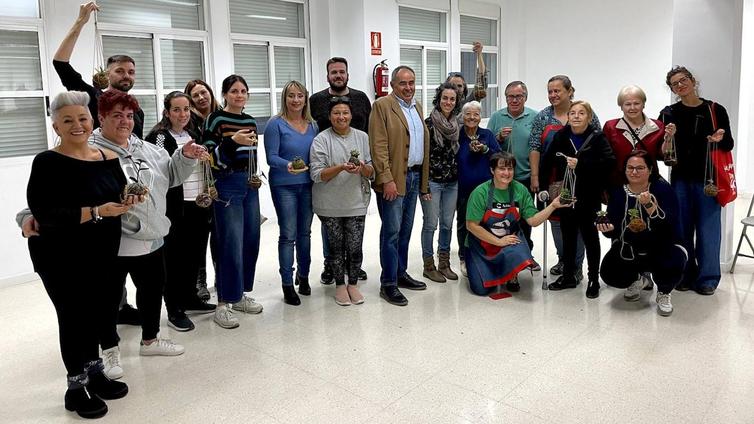 Casi medio centenar de personas participan en los talleres de 'kokodamas' en Huétor Vega