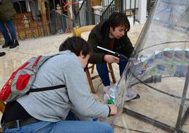 Elaboración de un árbol de Navidad con materiales reutilizados.