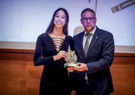 Teo Glodeanu recoge el Premio Deporte Universitario.