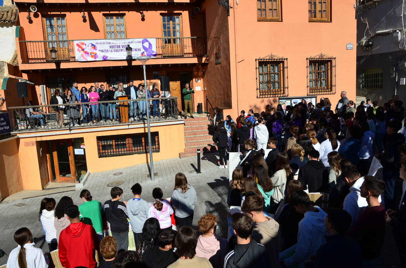 La juventud toma la voz en Huétor Vega por el 25N