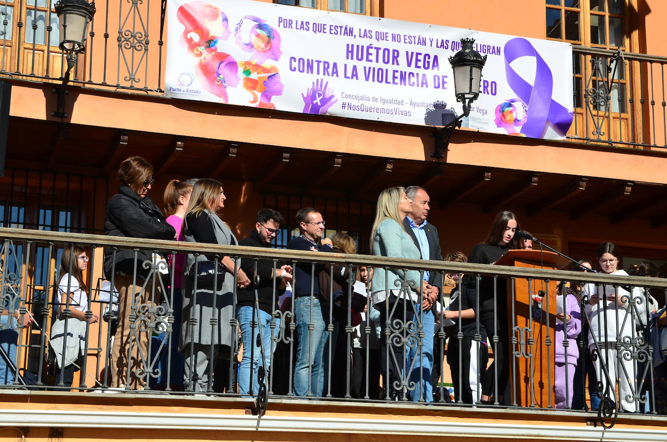 La juventud toma la voz en Huétor Vega por el 25N