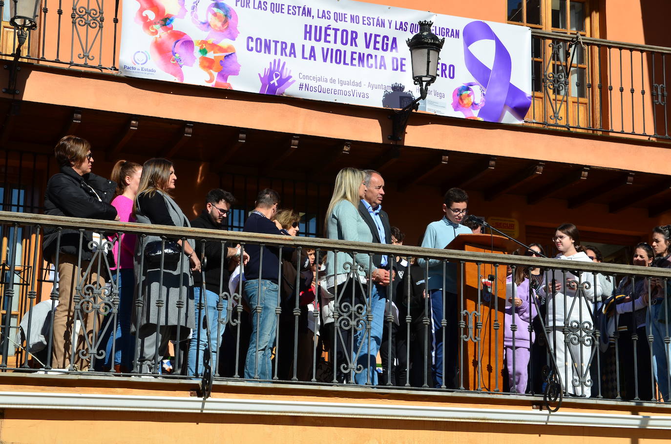 La juventud toma la voz en Huétor Vega por el 25N