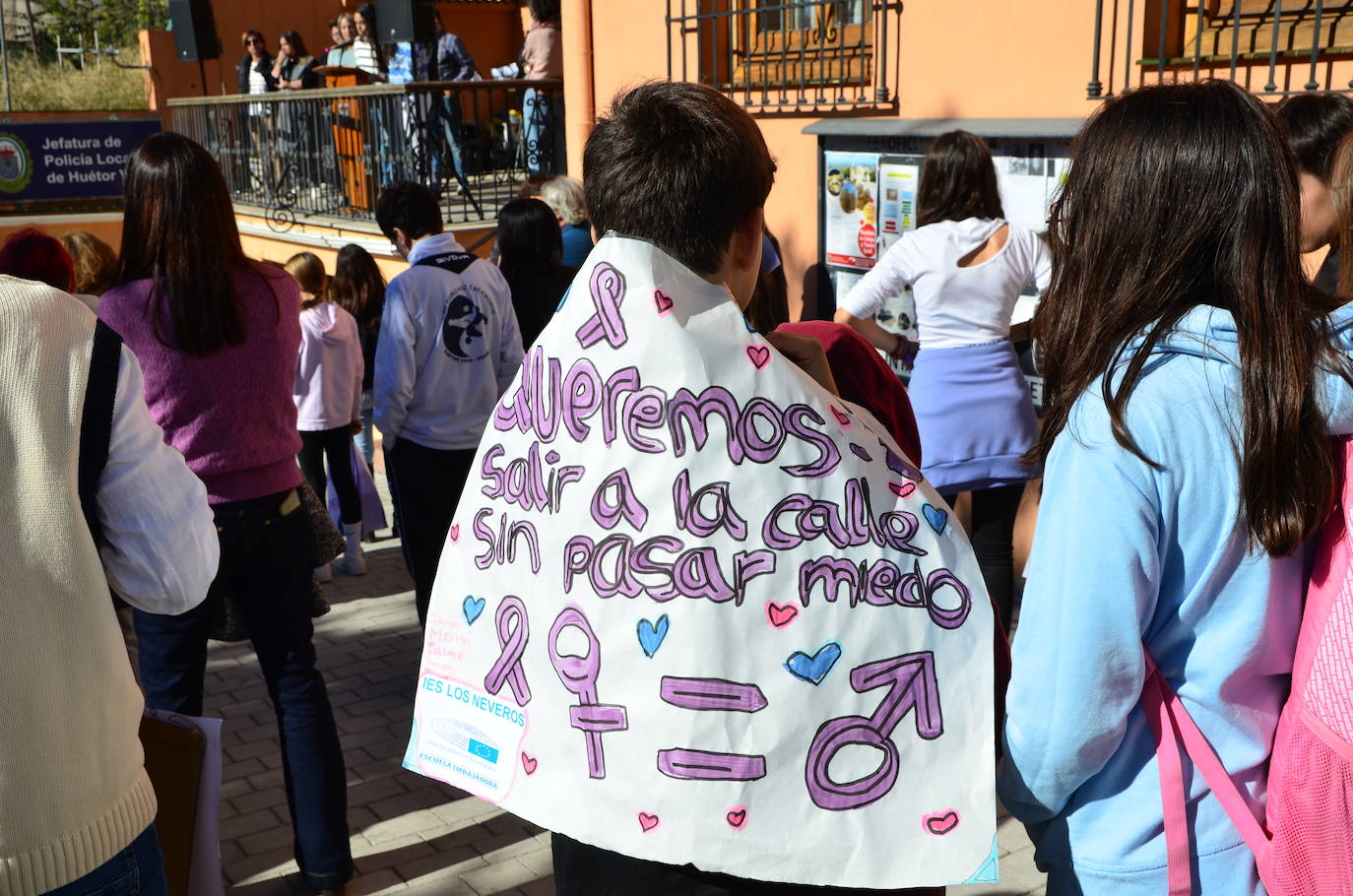 La juventud toma la voz en Huétor Vega por el 25N