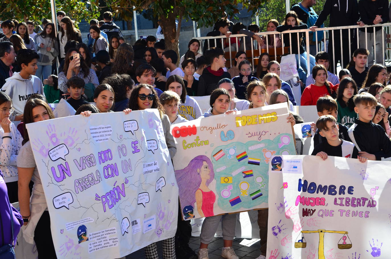 La juventud toma la voz en Huétor Vega por el 25N