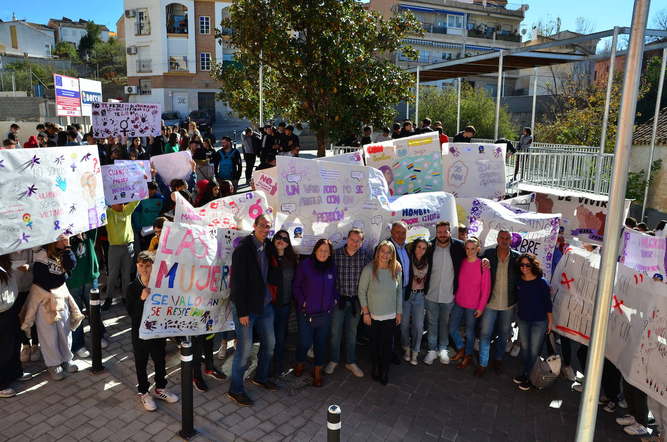 La juventud toma la voz en Huétor Vega por el 25N