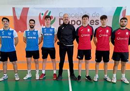 Formación del CD Huétor Vega, de azul, antes de jugar.