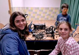 Cables, micros y cascos se han hecho un hueco en el colegio.