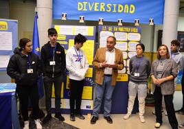 El alcalde de Huétor Vega, Mario del Paso, en su visita al IES Los Neveros.