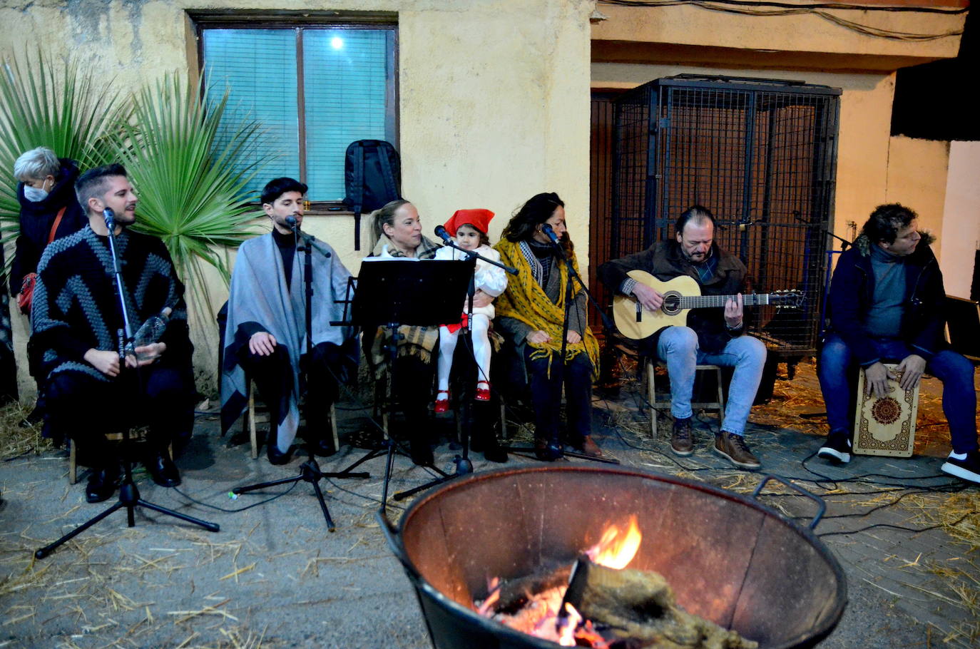 La Zambomba Flamenca de Huétor Vega agita el barrio de Los Corteses