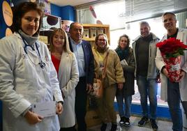 El Ayuntamiento de Huétor Vega entrega flores de Pascua a los comercios
