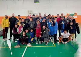Encuentro navideño de familias amantes del baloncesto en Huétor Vega.