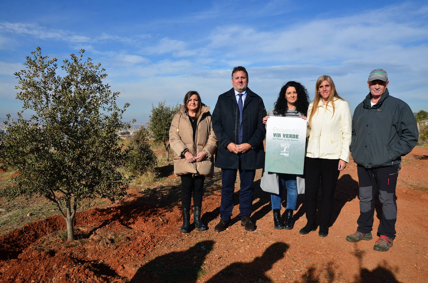Lola Aguayo (concejala de Medio Ambiente), Manuel Francisco García (delegado territorial de Medio Ambiente), Elena Duque (alcaldesa), con Beatriz Sánchez y Pepe Víbora (asociación Operación Encina).