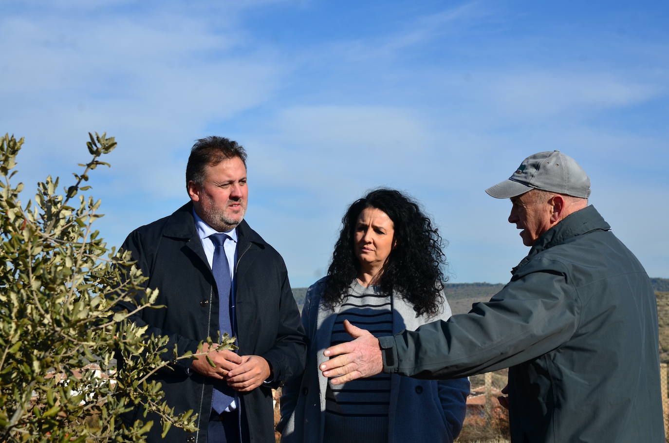 El delegado provincial de Medio Ambiente de la Junta escucha a Pepe Víbora, de Operación Encina, que atiende a diario este futuro bosque.
