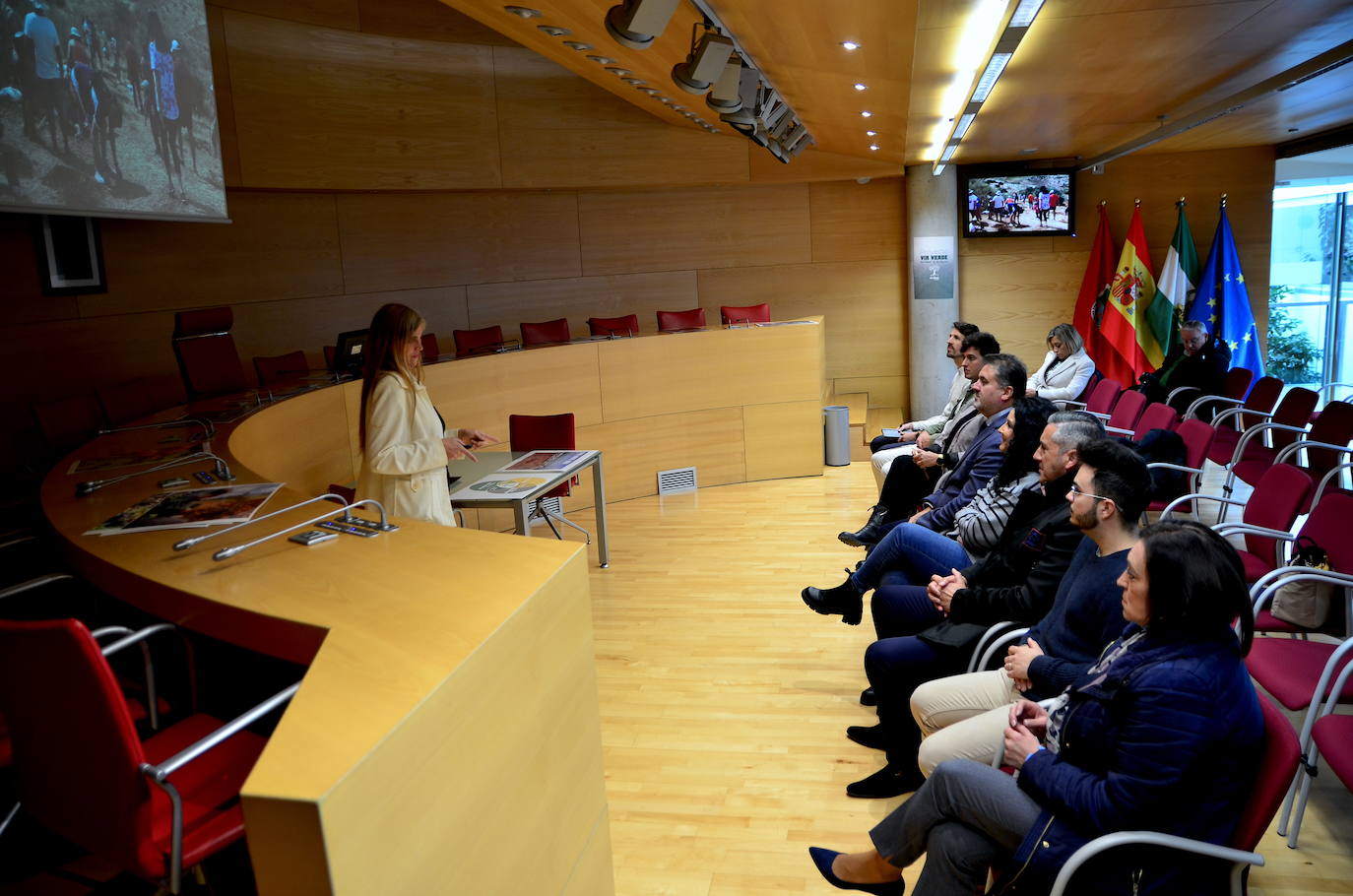 Beatriz Sánchez, del colectivo Operación Encina, explica el proyecto Vía Verde del Camino de los Neveros, hoy en el Ayuntamiento de Huétor Vega.