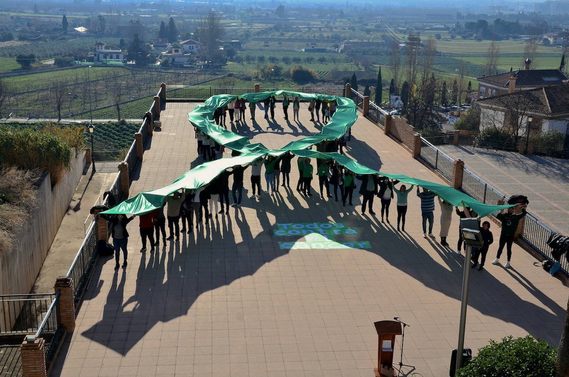 Lazo verde gigante, levantado en el edificio Huerta Cercada.