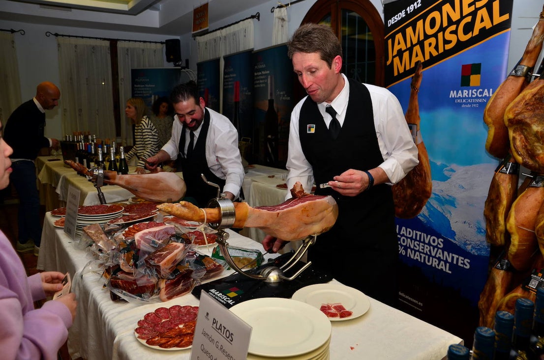 Gran ambiente en los estands de las XXVIII Jornadas del Vino, Jamón y Chacinas de Huétor Vega.