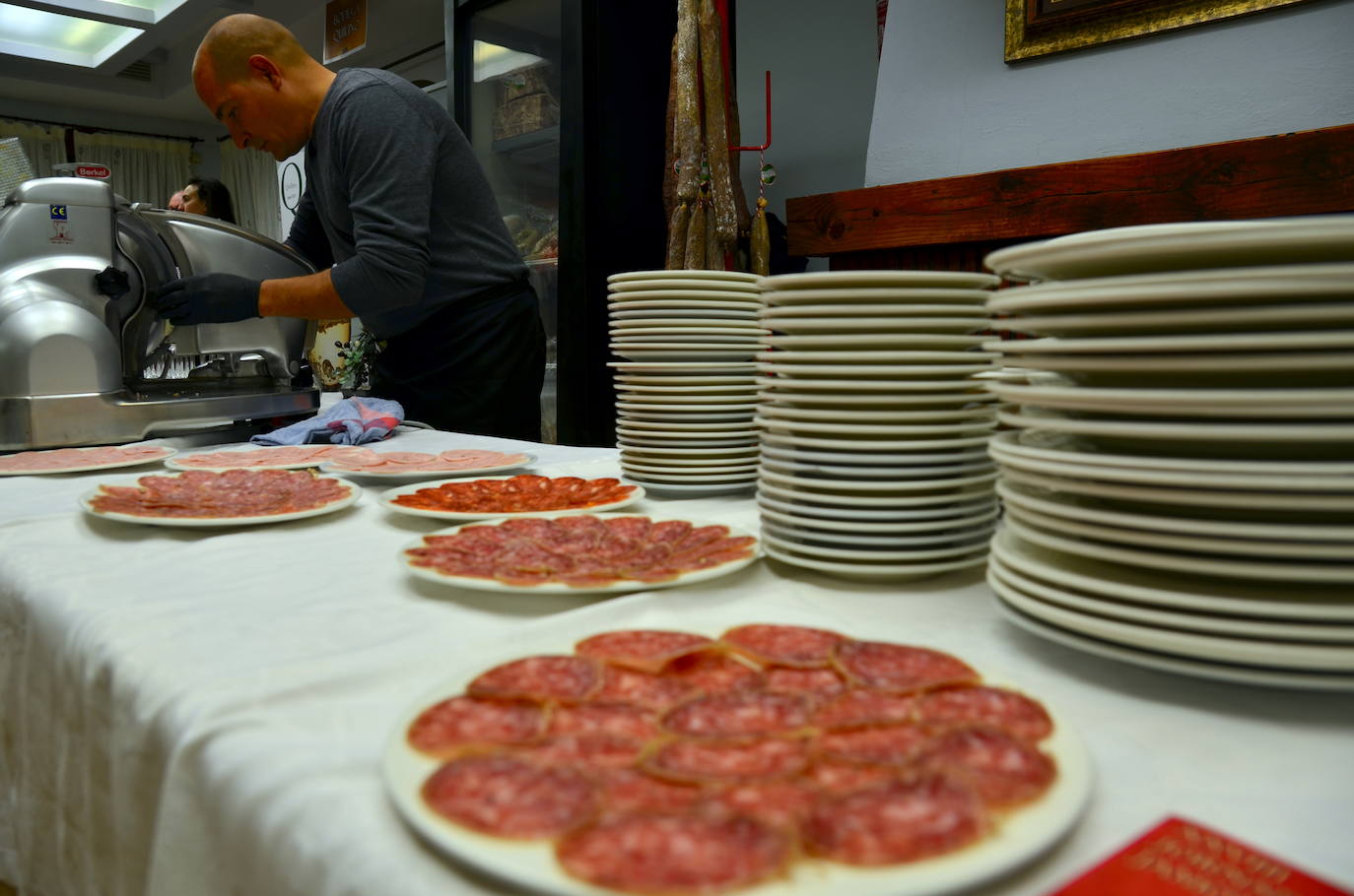 Gran ambiente en los estands de las XXVIII Jornadas del Vino, Jamón y Chacinas de Huétor Vega.