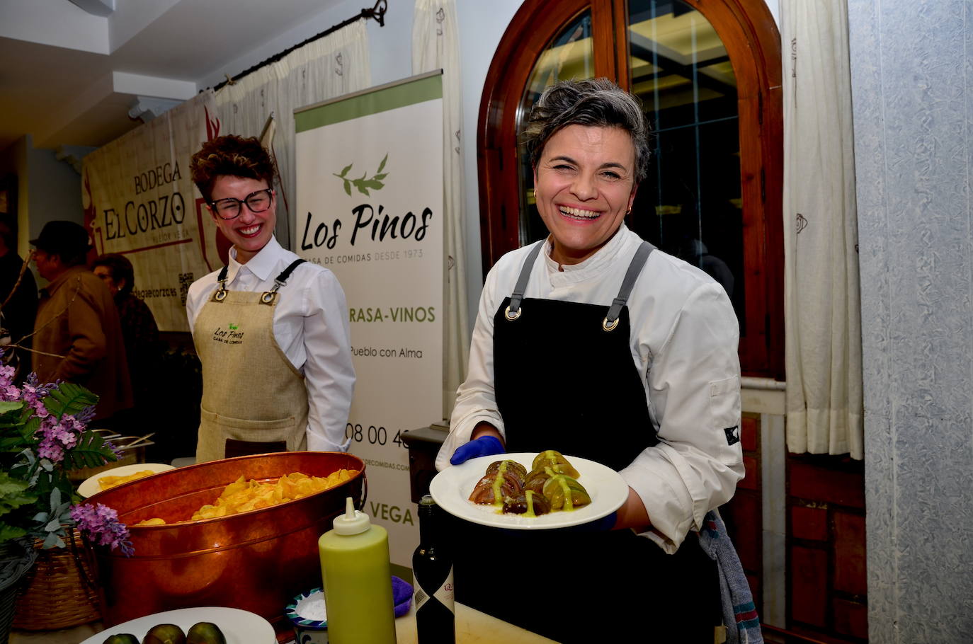 Gran ambiente en los estands de las XXVIII Jornadas del Vino, Jamón y Chacinas de Huétor Vega.