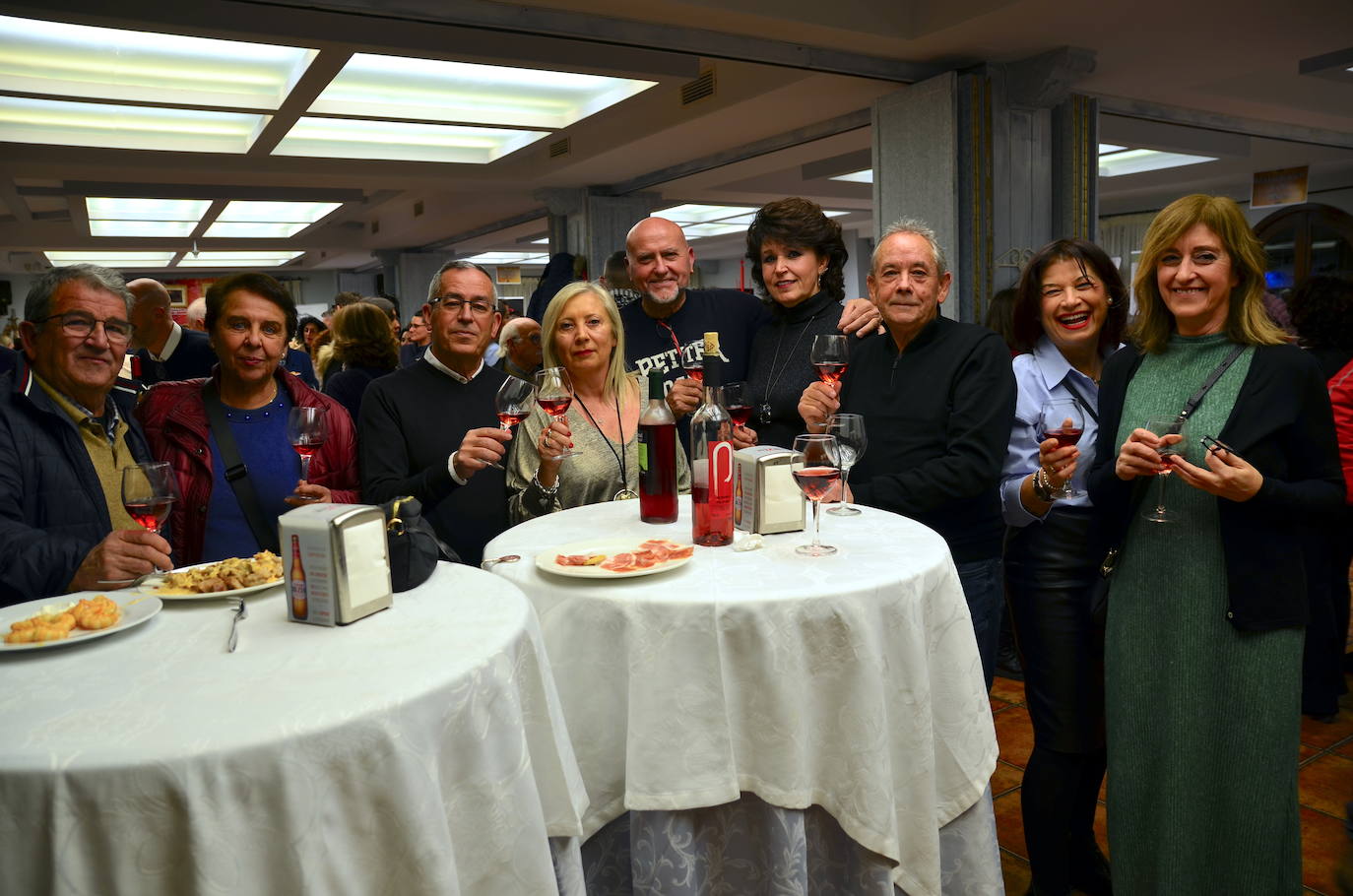 Gran ambiente en los estands de las XXVIII Jornadas del Vino, Jamón y Chacinas de Huétor Vega.