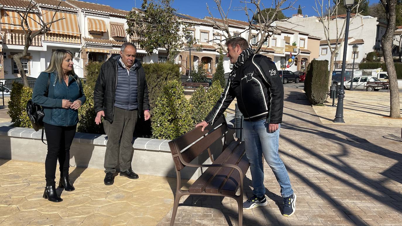 Miembros del equipo de gobierno supervisan los nuevos bancos.